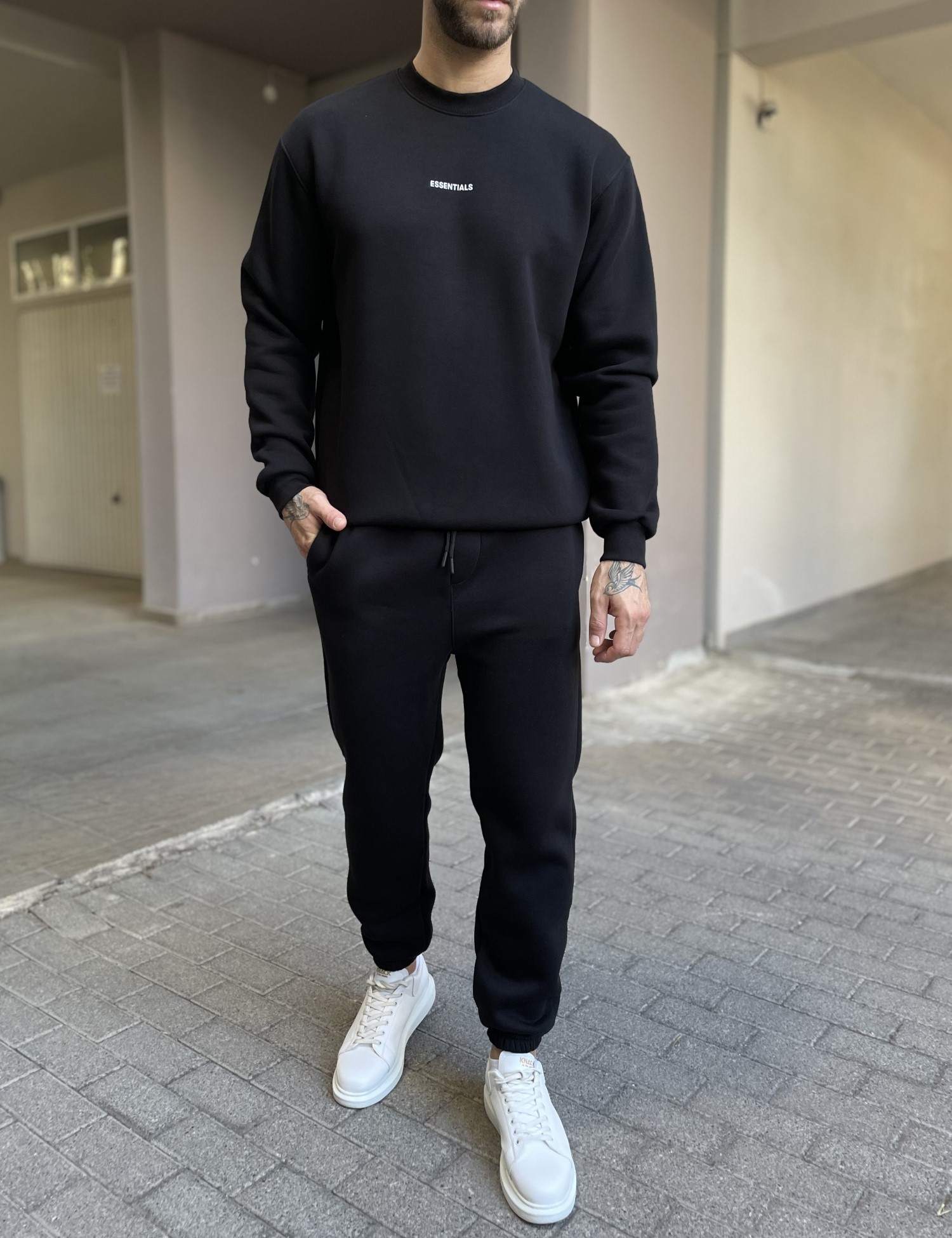 Ανδρικό μαύρο φούτερ με στρογγυλή λαιμόκοψη και λογότυπο στο στήθος ES26004 φωτογραφία